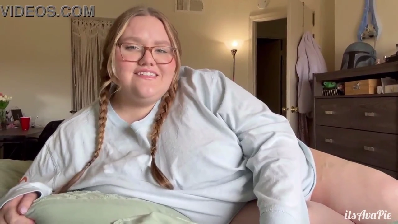 בת חורגת ירוקת עיניים חוגגת את סצנת ה-POV הלוהטת שלה עם מבט נמרץ על הקימורים החושניים שלה וההנאה העזה שהיא חווה.